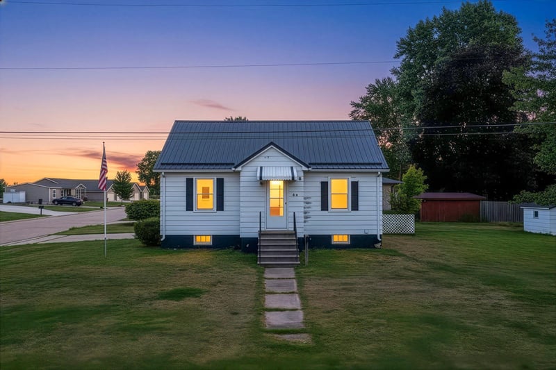 318 Hall Ave, Oconto, WI 54153