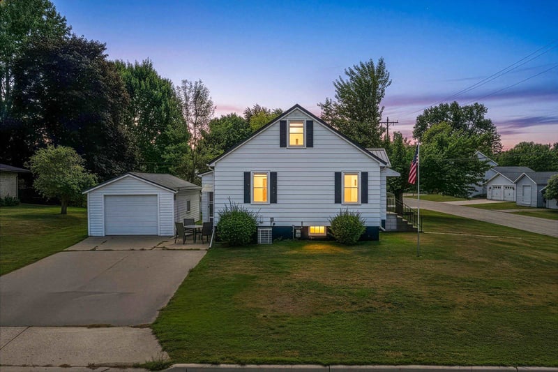 318 Hall Ave, Oconto, WI 54153