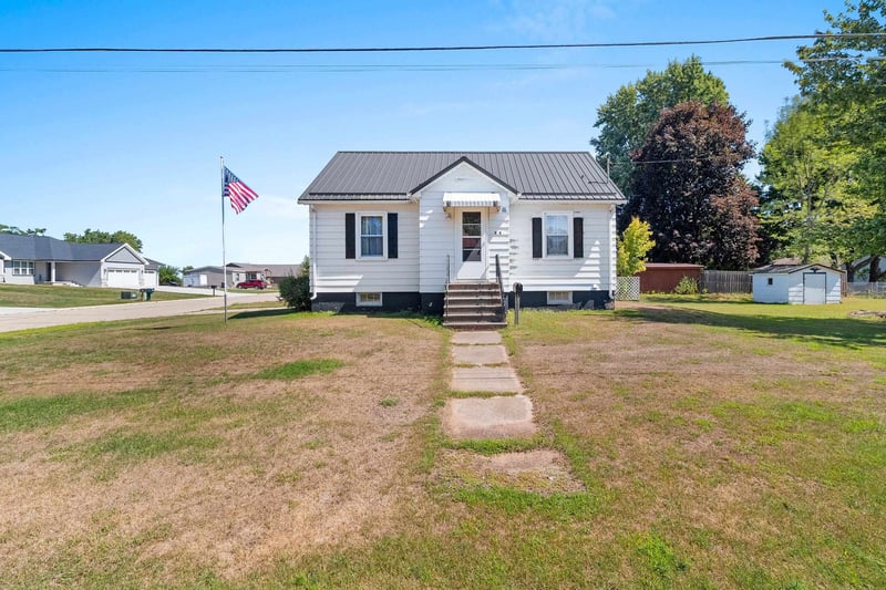 318 Hall Ave, Oconto, WI 54153