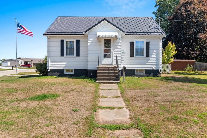 318 Hall Ave, Oconto, WI 54153