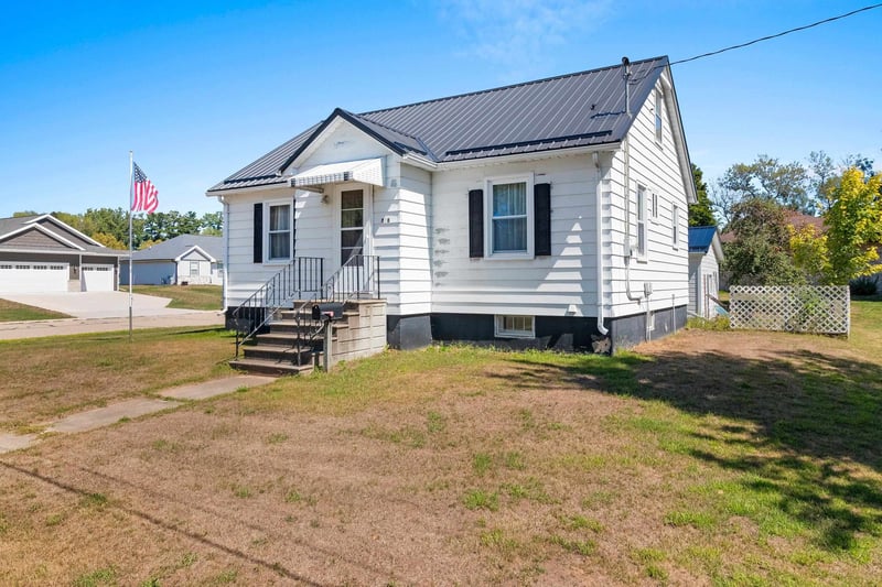 318 Hall Ave, Oconto, WI 54153