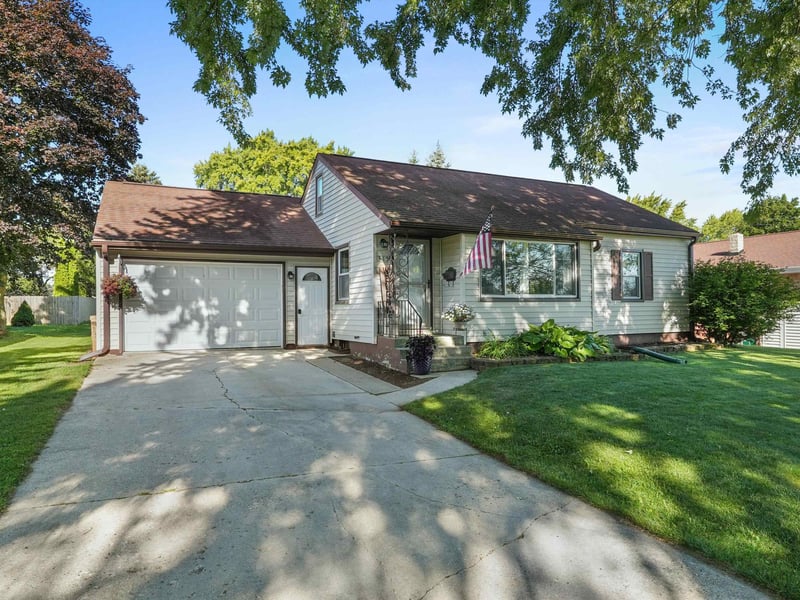315 Parker Ave, Algoma, WI 54201