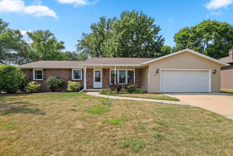 842 Fribourg St, De Pere, WI 54115