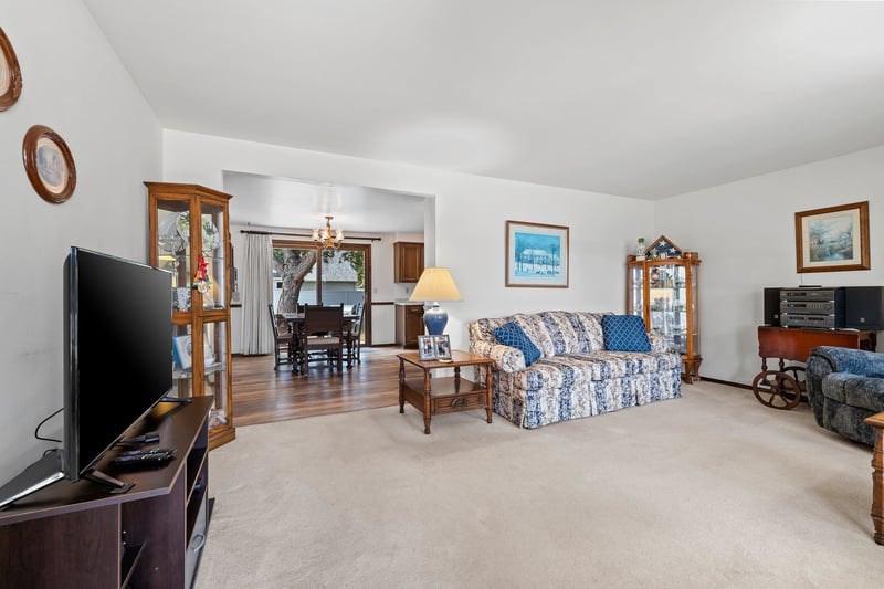 842 Fribourg St, De Pere, WI 54115