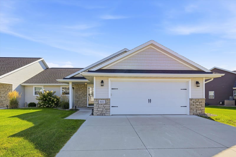 831 Sharon Ln, Pulaski, WI 54162