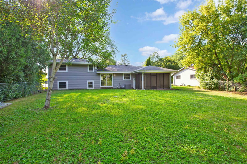 1030 Devonshire Dr, Oshkosh, WI 54902