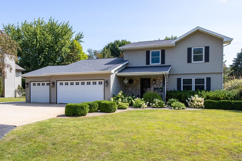 1914 Amy Jo Dr, Oshkosh, WI 54904-8842