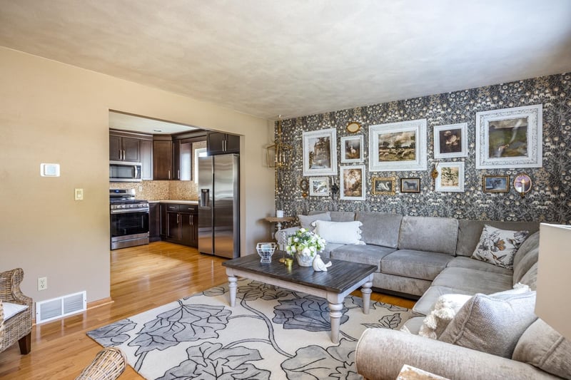 1914 Amy Jo Dr, Oshkosh, WI 54904-8842