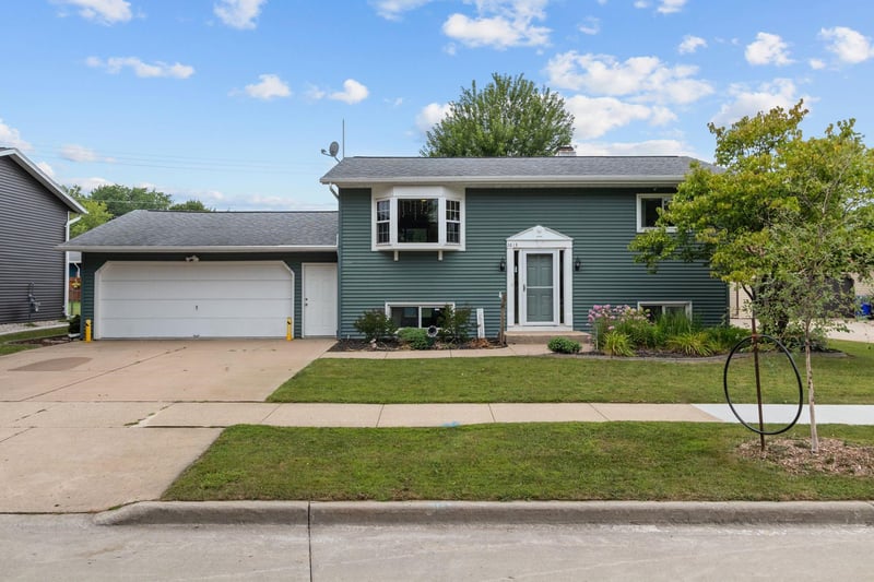 2613 S Jason Dr, Appleton, WI 54915-4438
