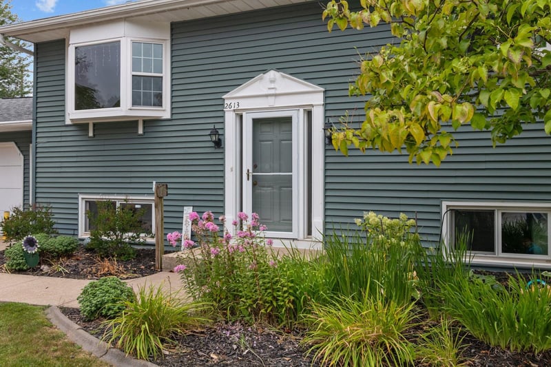 2613 S Jason Dr, Appleton, WI 54915-4438