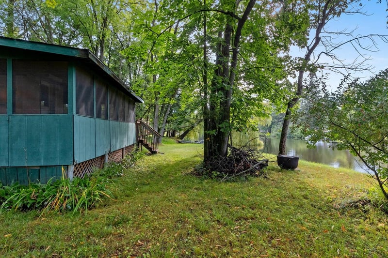 9561 Milwaukee Ln, Gillett, WI 54124