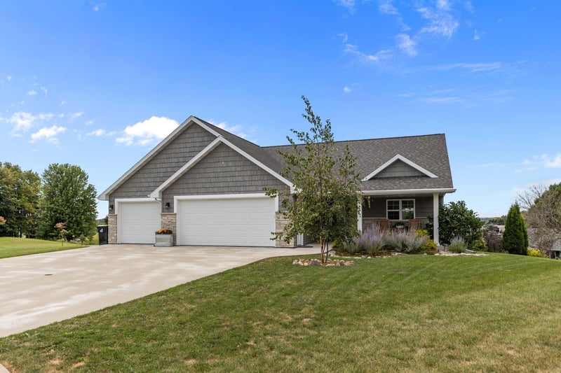 105 Zacharey Ct, New London, WI 54961