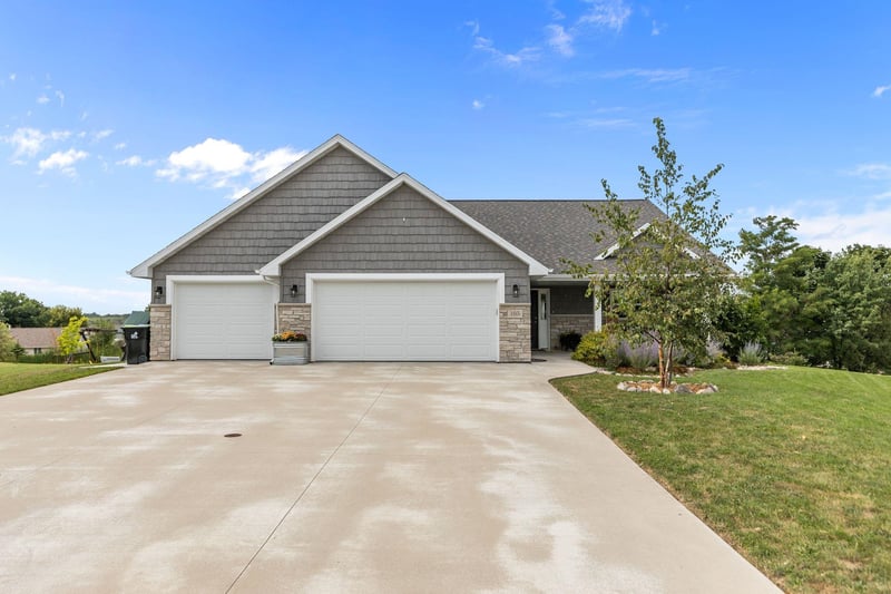 105 Zacharey Ct, New London, WI 54961