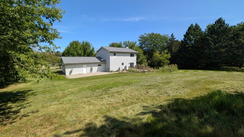 W9355 Country Cove Ln, Hortonville, WI 54944