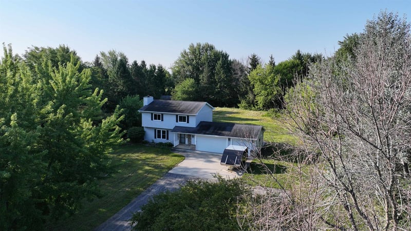 W9355 Country Cove Ln, Hortonville, WI 54944