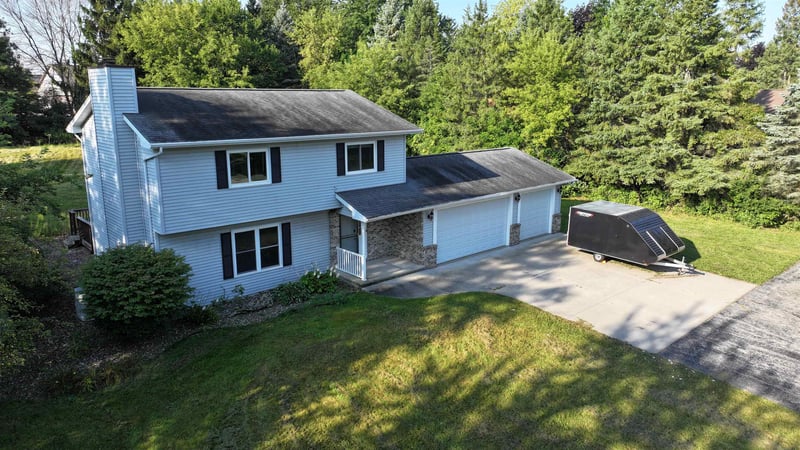 W9355 Country Cove Ln, Hortonville, WI 54944