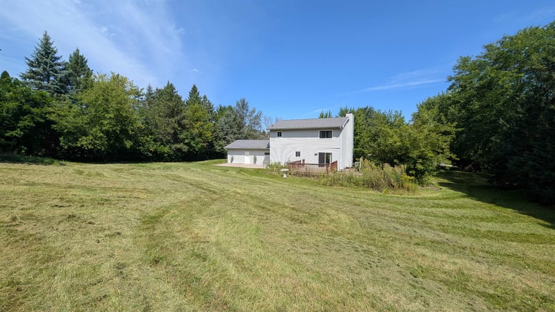 W9355 Country Cove Ln, Hortonville, WI 54944