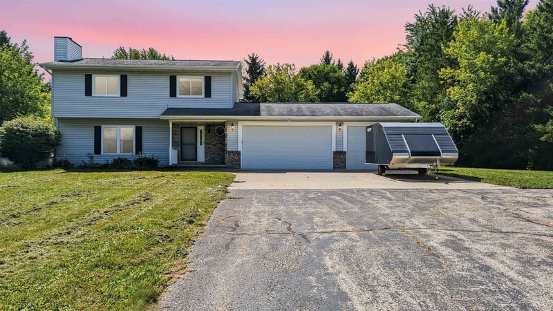 W9355 Country Cove Ln, Hortonville, WI 54944