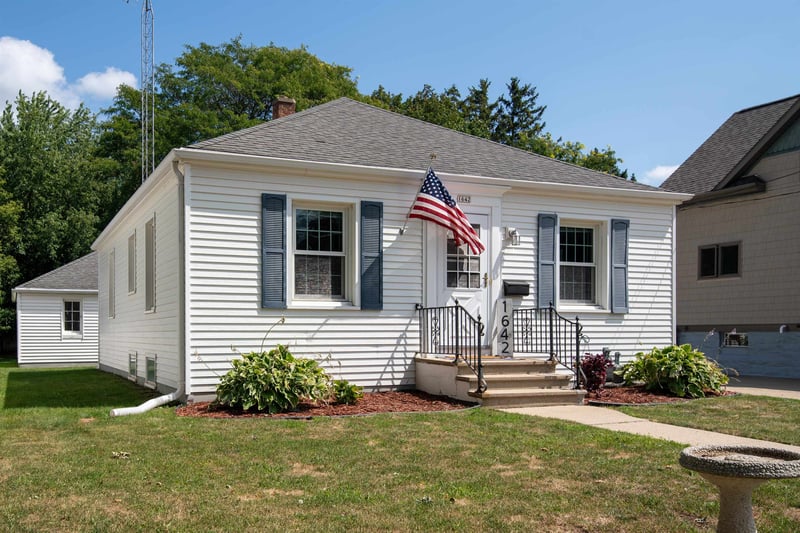 1642 Sheridan St, Oshkosh, WI 54901