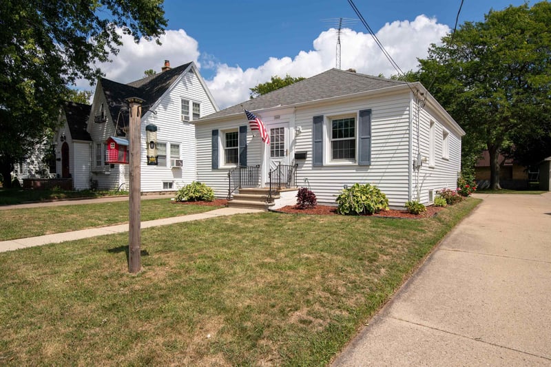 1642 Sheridan St, Oshkosh, WI 54901