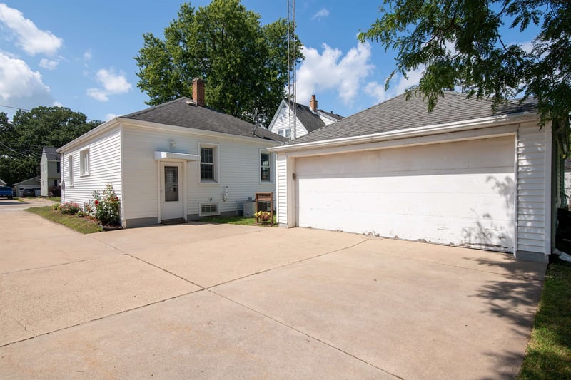 1642 Sheridan St, Oshkosh, WI 54901