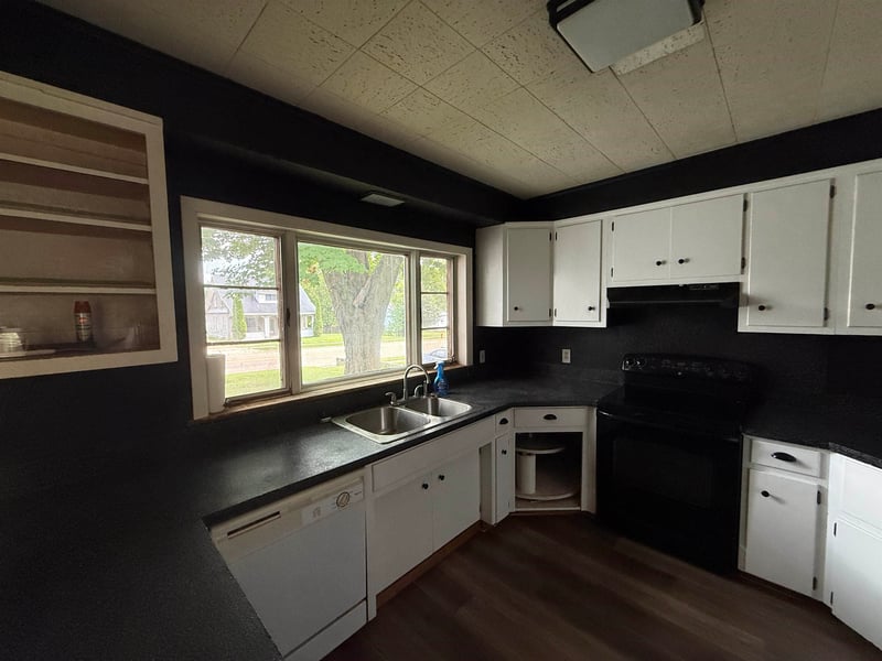 911 Main St, Gresham, WI 54128