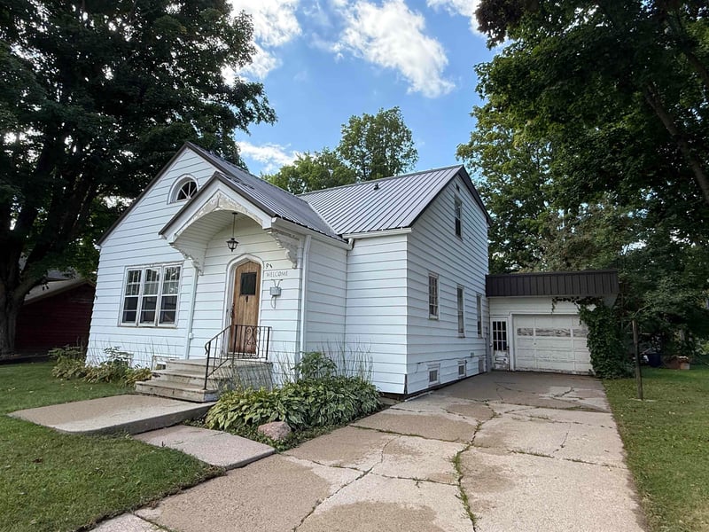 911 Main St, Gresham, WI 54128