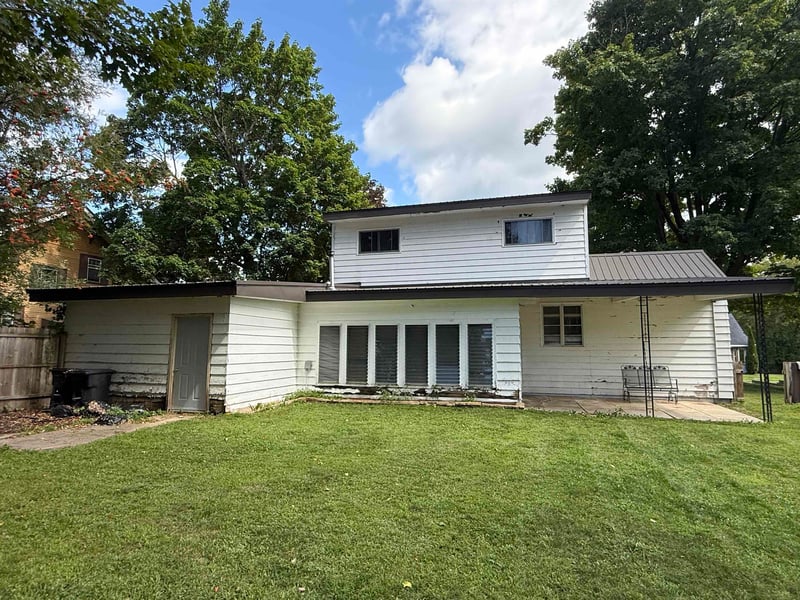 911 Main St, Gresham, WI 54128