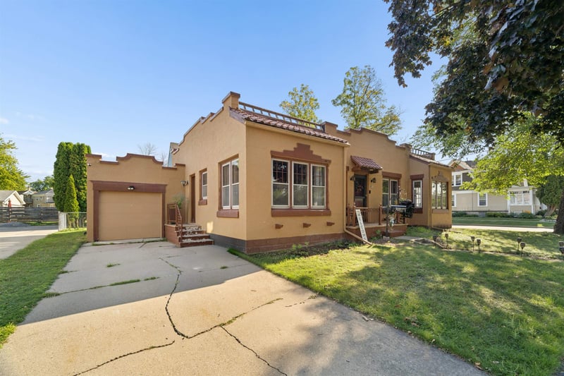 303 W Forest Ave, Neenah, WI 54956