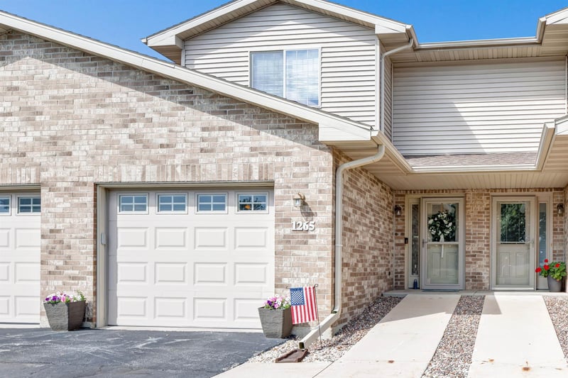 1265 Pond View Cir, De Pere, WI 54115