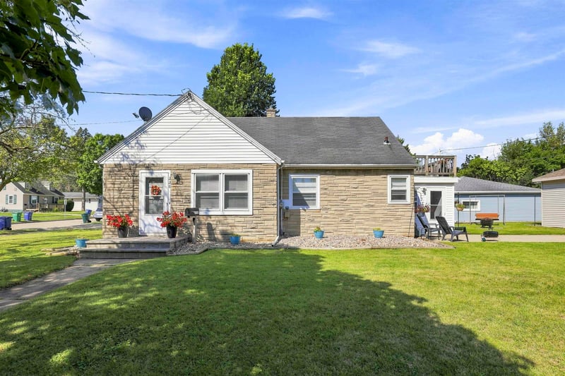 228 Kamps St, Combined Locks, WI 54113