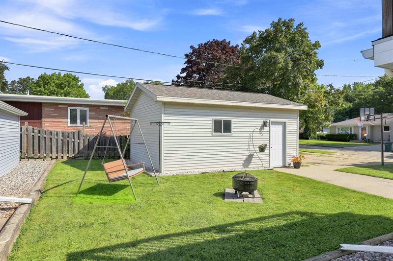 228 Kamps St, Combined Locks, WI 54113