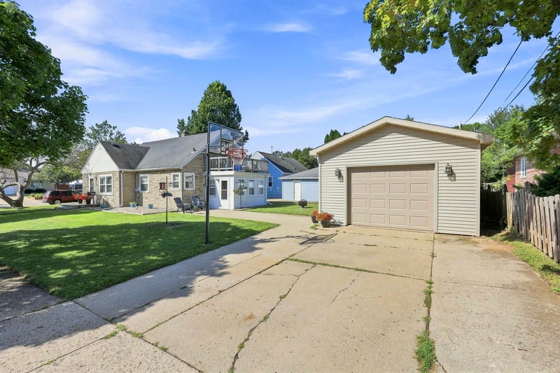 228 Kamps St, Combined Locks, WI 54113