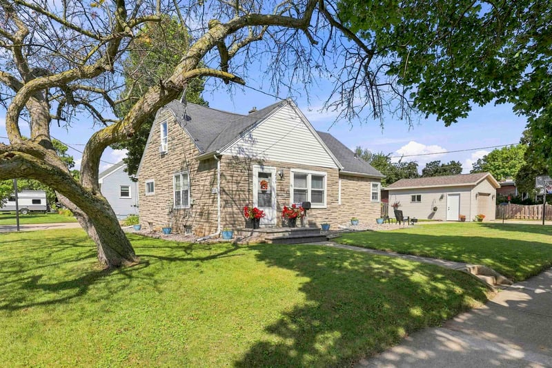 228 Kamps St, Combined Locks, WI 54113