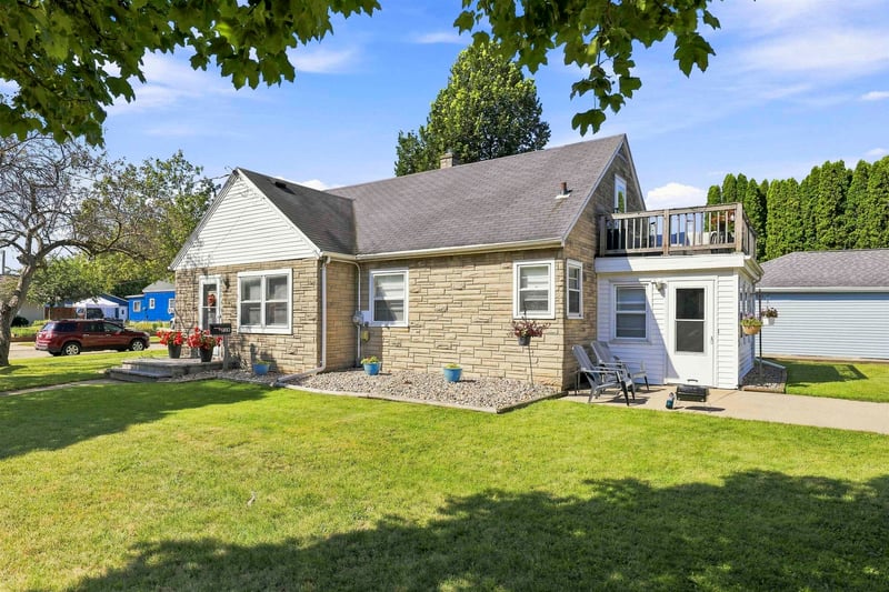 228 Kamps St, Combined Locks, WI 54113