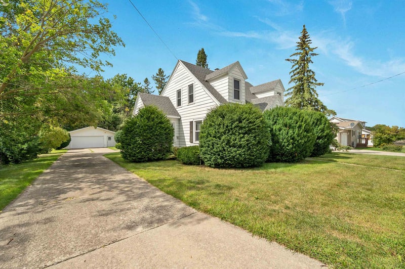 418 E Green Bay St, Bonduel, WI 54107