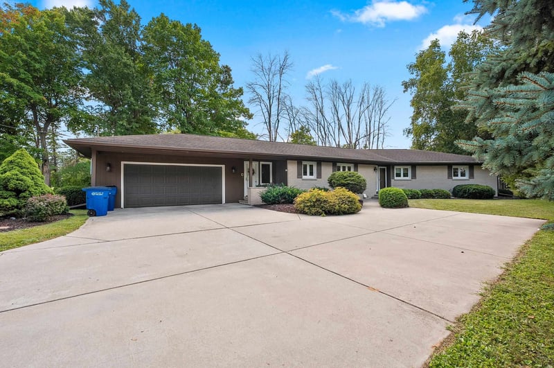 425 Flora St, Pulaski, WI 54162