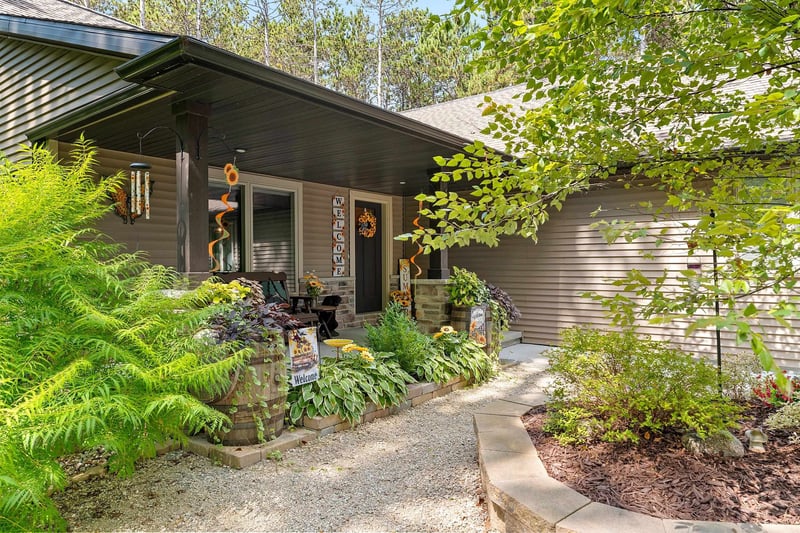 863 Maple Leaf Trl, Sobieski, WI 54171-9217