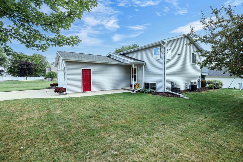 W7015 Verna Rd, Menasha, WI 54952