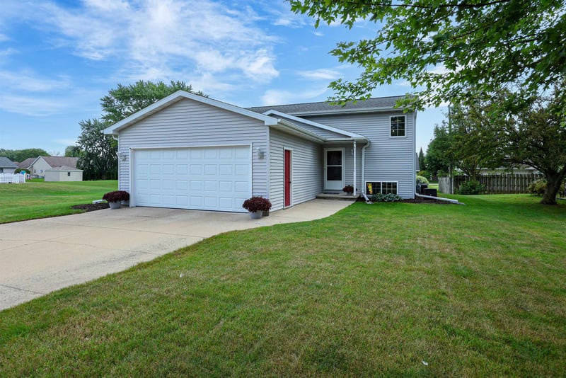 W7015 Verna Rd, Menasha, WI 54952