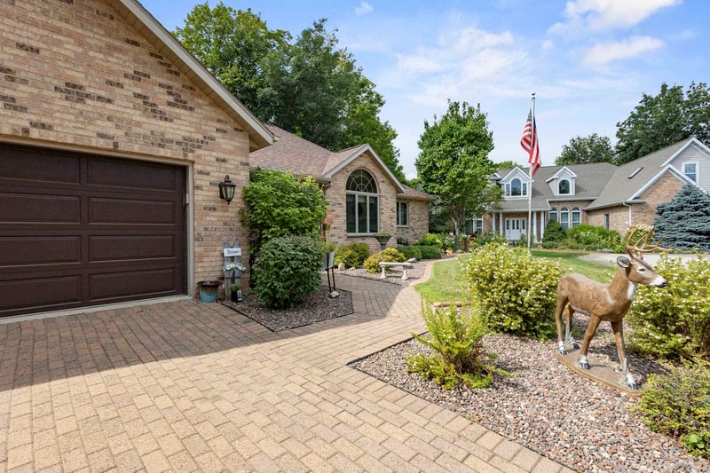 106 Wulgaert Way, Combined Locks, WI 54113