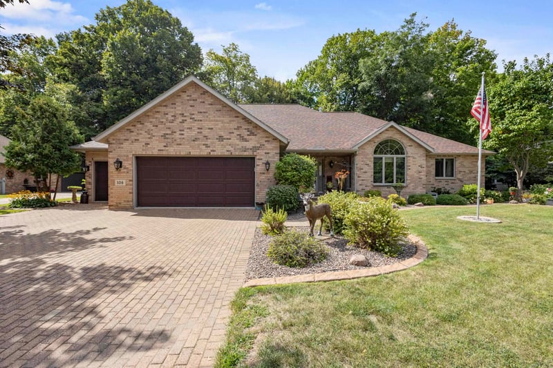 106 Wulgaert Way, Combined Locks, WI 54113