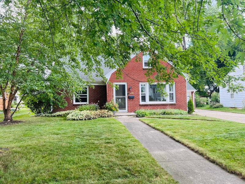 2374 Jourdain Ln, Green Bay, WI 54301-2138