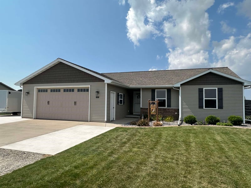 601 Debruin Rd, Combined Locks, WI 54113