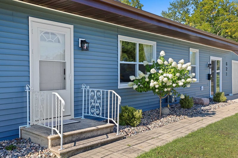 621 Cook St, De Pere, WI 54115-3142