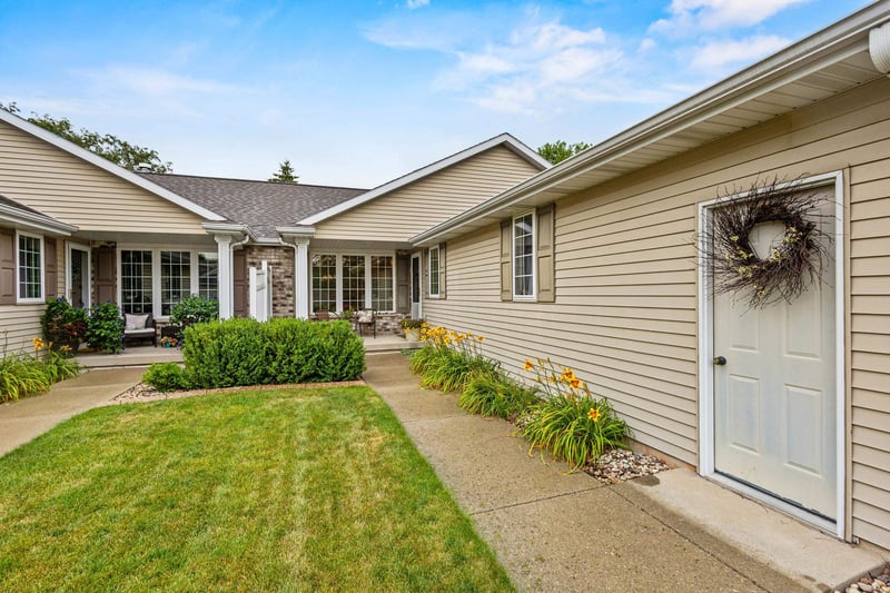 1808 Hardwoods Ct, De Pere, WI 54115