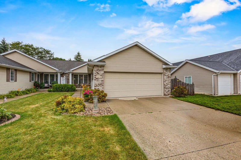 1808 Hardwoods Ct, De Pere, WI 54115