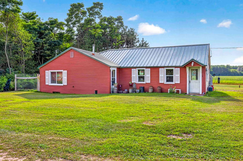 N3043 Pioneer Rd, Clintonville, WI 54929-8572