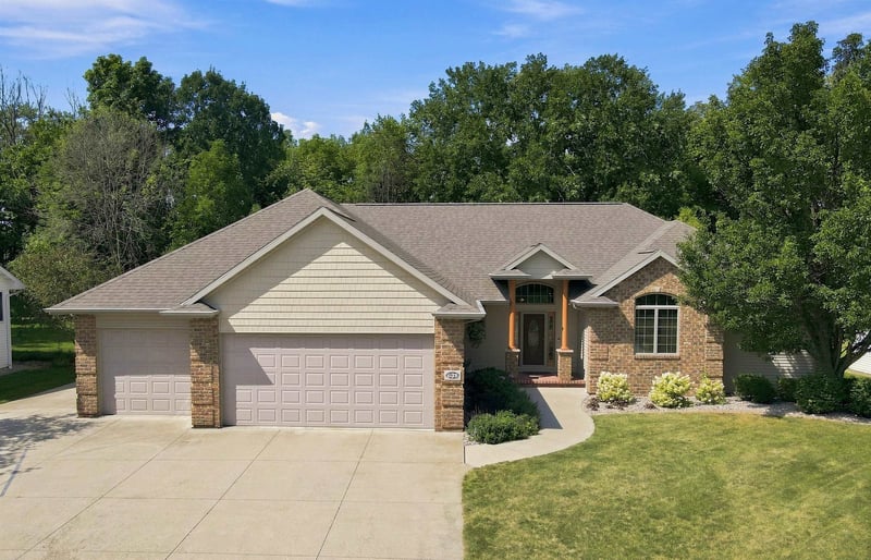 638 Miranda St, Combined Locks, WI 54113