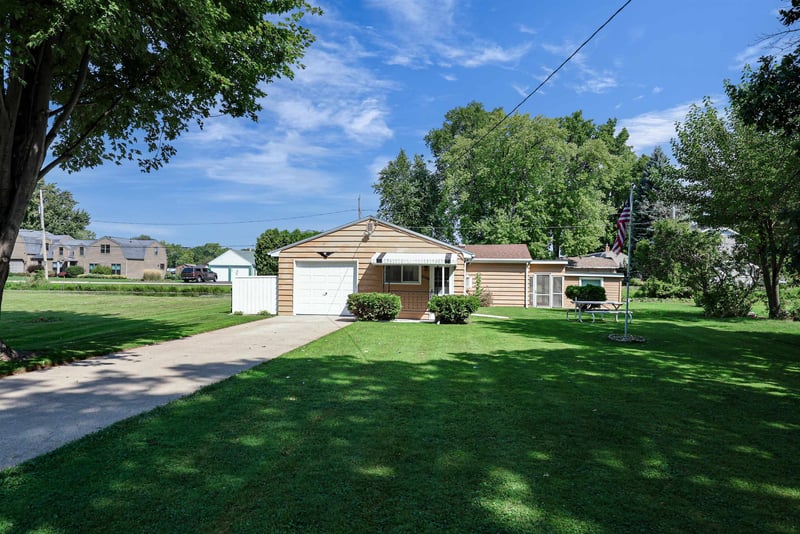 2068 S Point Comfort Rd, Oshkosh, WI 54902